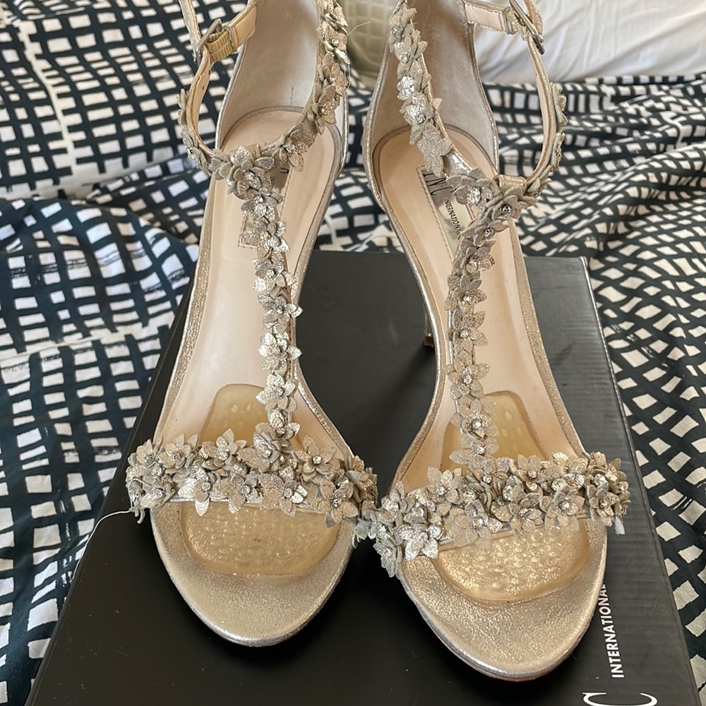 Pearl gold flower hill sandals